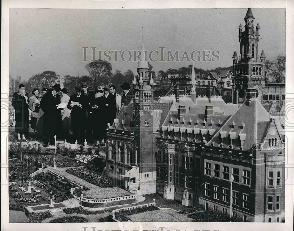 1952 Officials & Scale Model Of The Peace Palace In The Netherlands - Historic Images