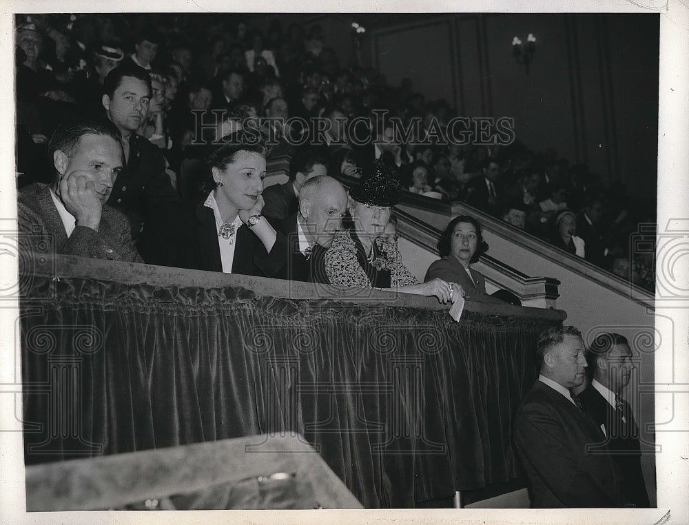 1945 Spectators Listening To Speeches By Delegations At Opera House - Historic Images