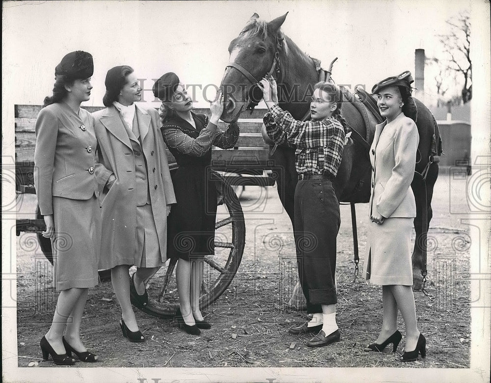 1944 Press Photo Models Lee Lampman,Ann Cox,Sally Ashenden,Mae Claire &amp; Horse - Historic Images