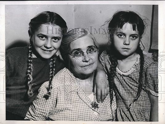1947 Press Photo Mrs. Pearl Sable,Mary Ellen & Shirley Jane In Attic After Flood - Historic Images