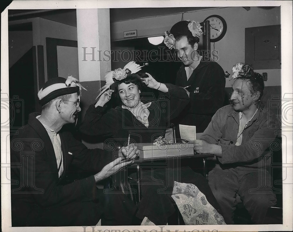 1950 Herbert Duke,Ernest Wallin &amp; George Beck At Veterans Hospital - Historic Images