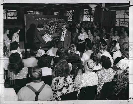 1945 Press Photo Workers Attend Daily Blackboard Lectures From Instructors - Historic Images