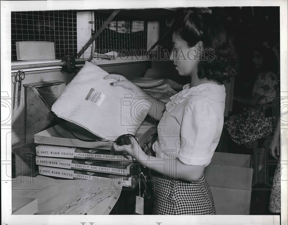 1945 Press Photo Employee Working At Casco Plant In Bridgeport Connecticut - Historic Images