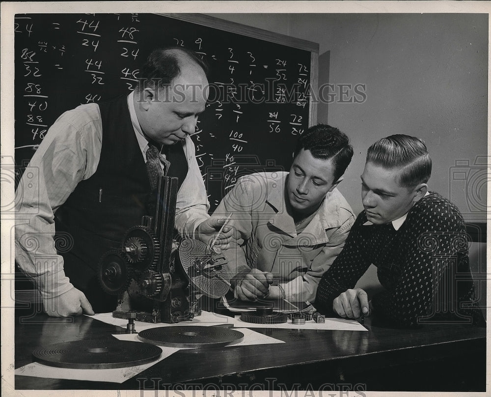 1946 Press Photo Two former GI&#39;s apprentices at Westinghouse Lamp Division. - Historic Images