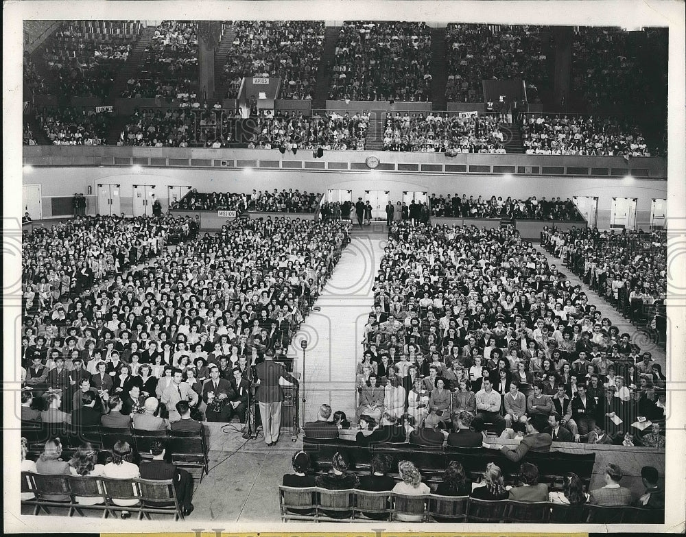 1945 Gen. Romulo reports to youth at UNCIO session in San Francisco - Historic Images