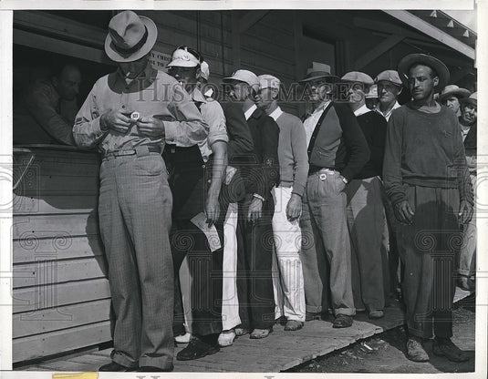 1941 San Diego, Ca. tradesmen end strike against the Navy - Historic Images