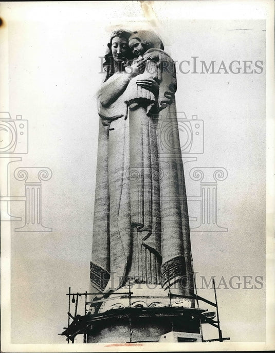 1941 The Virgin of the Sacred Heart, largest religious statue - Historic Images