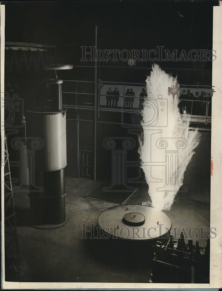 1928 Press Photo Dizzy Ray of Million Volts, demonstration of circuit breaker - Historic Images
