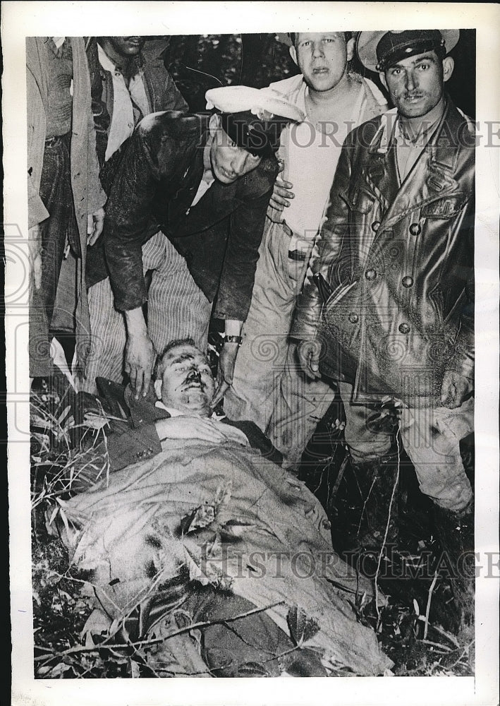 1941 Press Photo Rescuers With Victim Of Brazil Mountainside Plane Crash - Historic Images