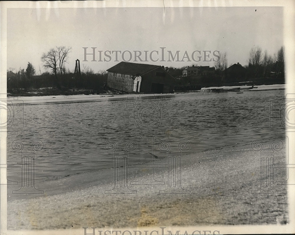 1927 Boat house of Harvard slipping into the Charles River - Historic Images