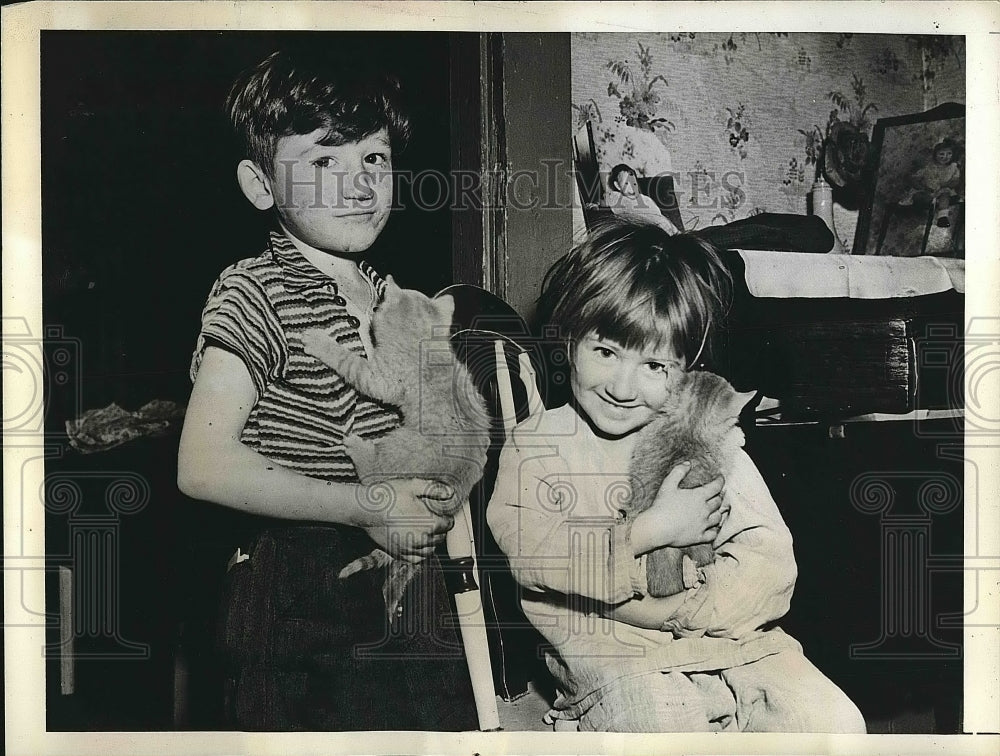1938 Donald &amp; Gloria Hobbs &amp; their kittens after sister disappeared - Historic Images