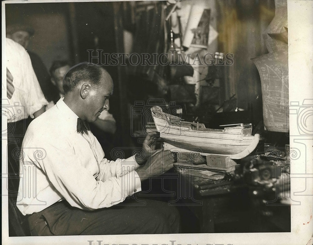 1929 Press Photo Ernest Hunt Maria Mayflower Models Of Columbus Ships - Historic Images