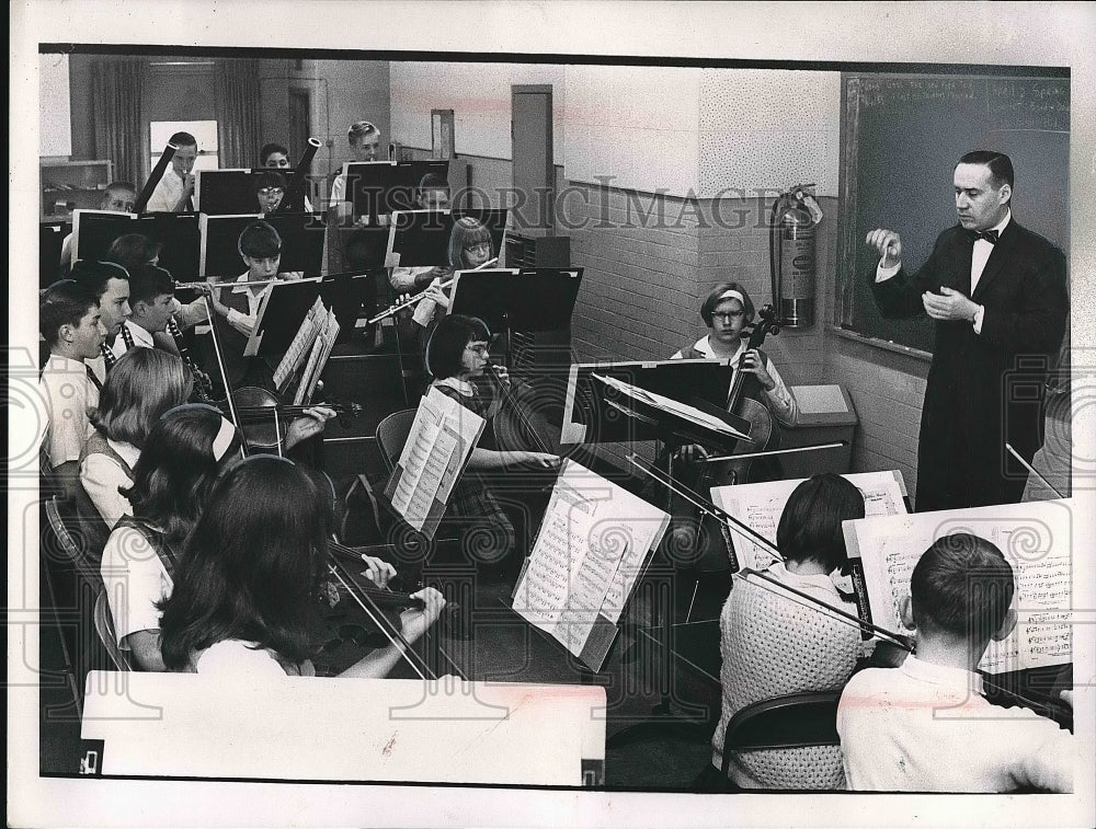 1967 Press Photo Director Wayne Miller St Charles Orchestra Parma - nea76818 - Historic Images