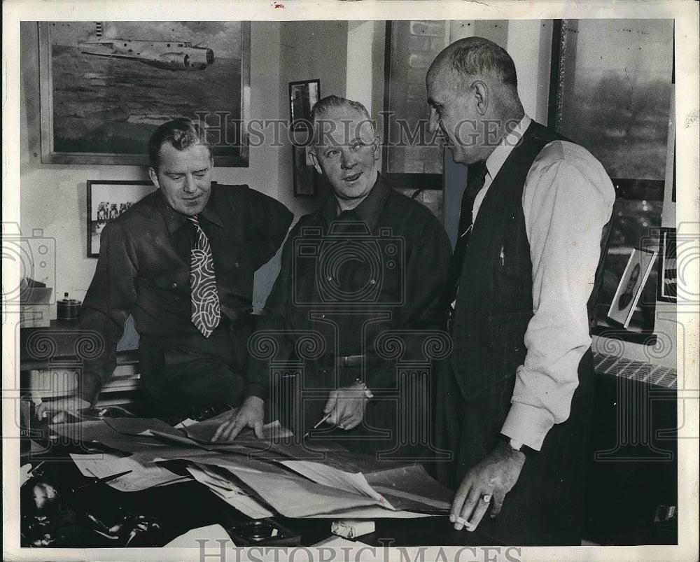 1943 Press Photo Russ Jack Bill Ralph Heintz Businessman Discussing Plans - Historic Images