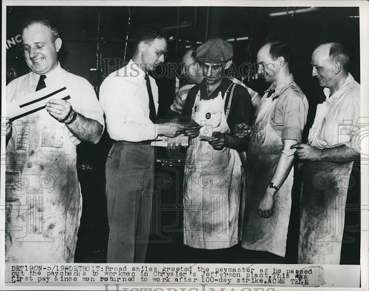 1950 Detroit, Mich. Chrysler Corp.plant workers get paid  - Historic Images
