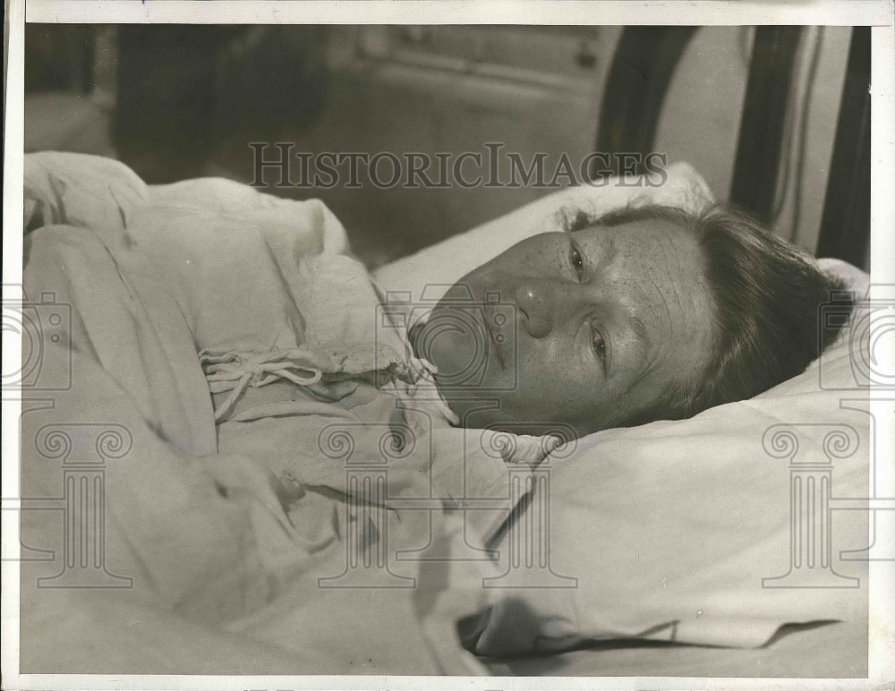 1932 Press Photo Mrs Carmen Lampe in the hospital - Historic Images