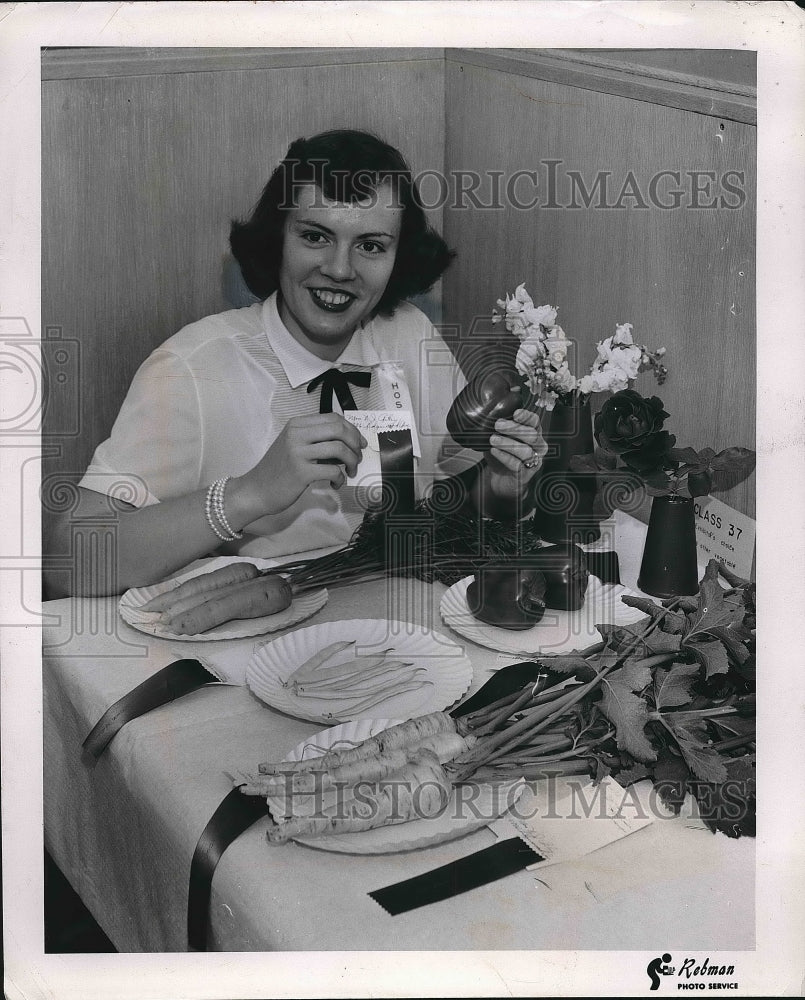 1955 Mrs. William T. Riley with prize - Historic Images