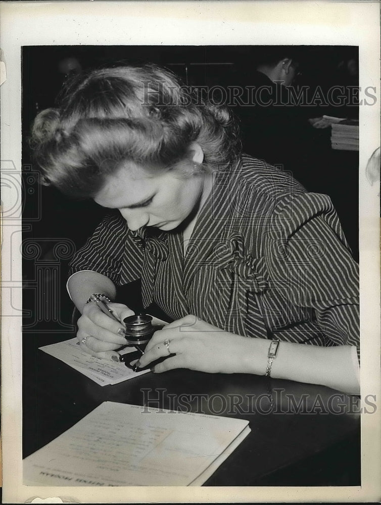 1943 Press Photo Massive Fbi Identification Magnifying glass - nea77091 - Historic Images