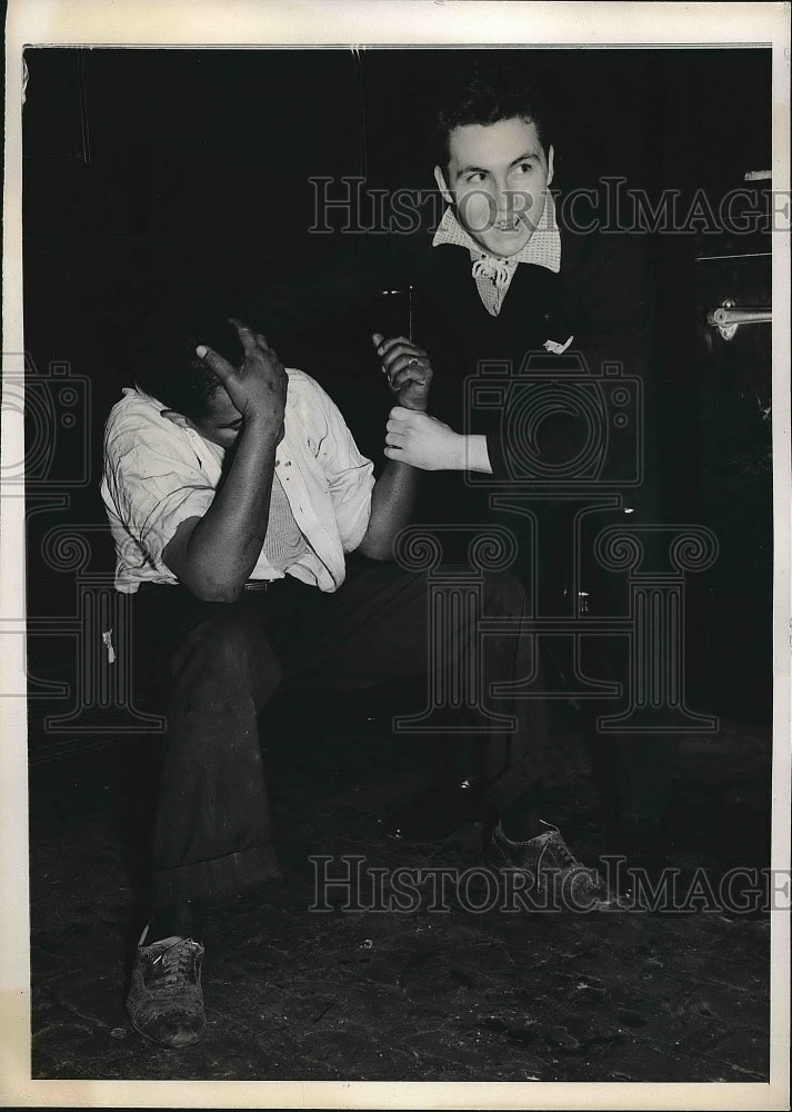 1938 Press Photo Mr Holt waits for medical attention on a street curb - Historic Images