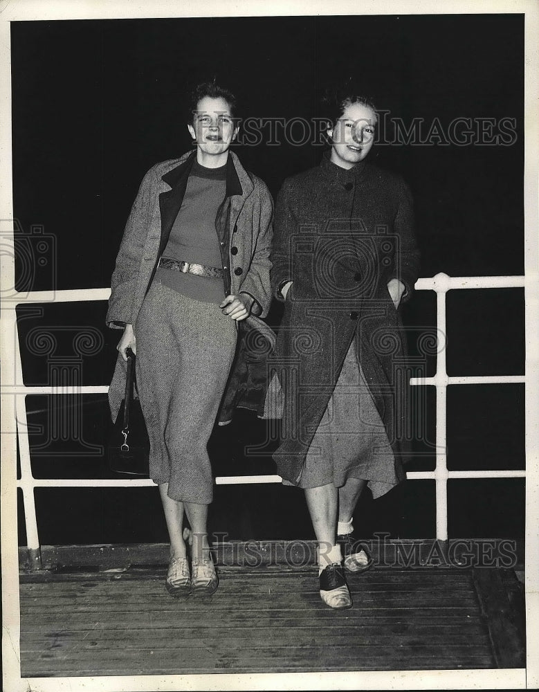 1935 Press Photo Connie Wigglesworth &amp; Lucie Lee arrive in Miami from sunk ship - Historic Images