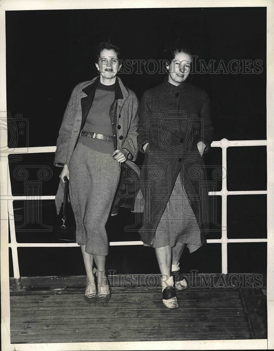 1935 Press Photo Connie Wigglesworth & Lucie Lee arrive in Miami from sunk ship - Historic Images