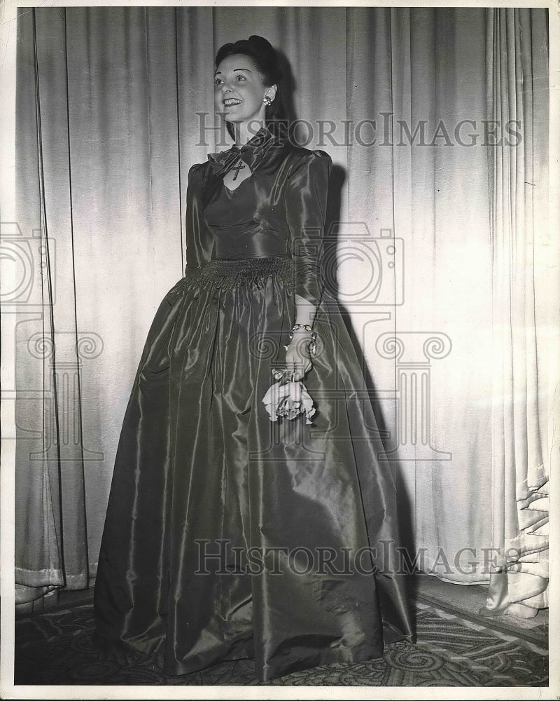1940 Mrs Orson D. Munn at Waldorf Astoria dinner party  - Historic Images