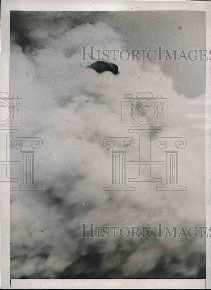 1941 Press Photo Atlanra, Ga. Sgt Hewin Now demonstrates a smoke bomb - Historic Images