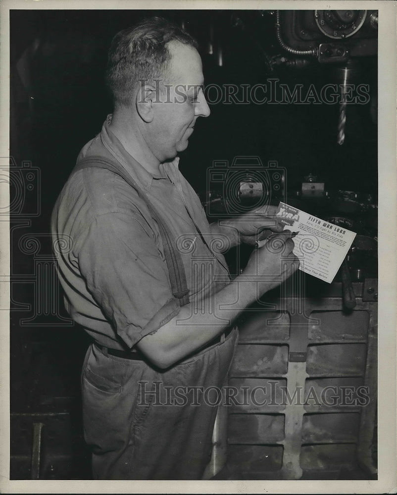 1944 Press Photo John Ondrusko signing for War Bonds at GM&#39;s Cleveland plant - Historic Images