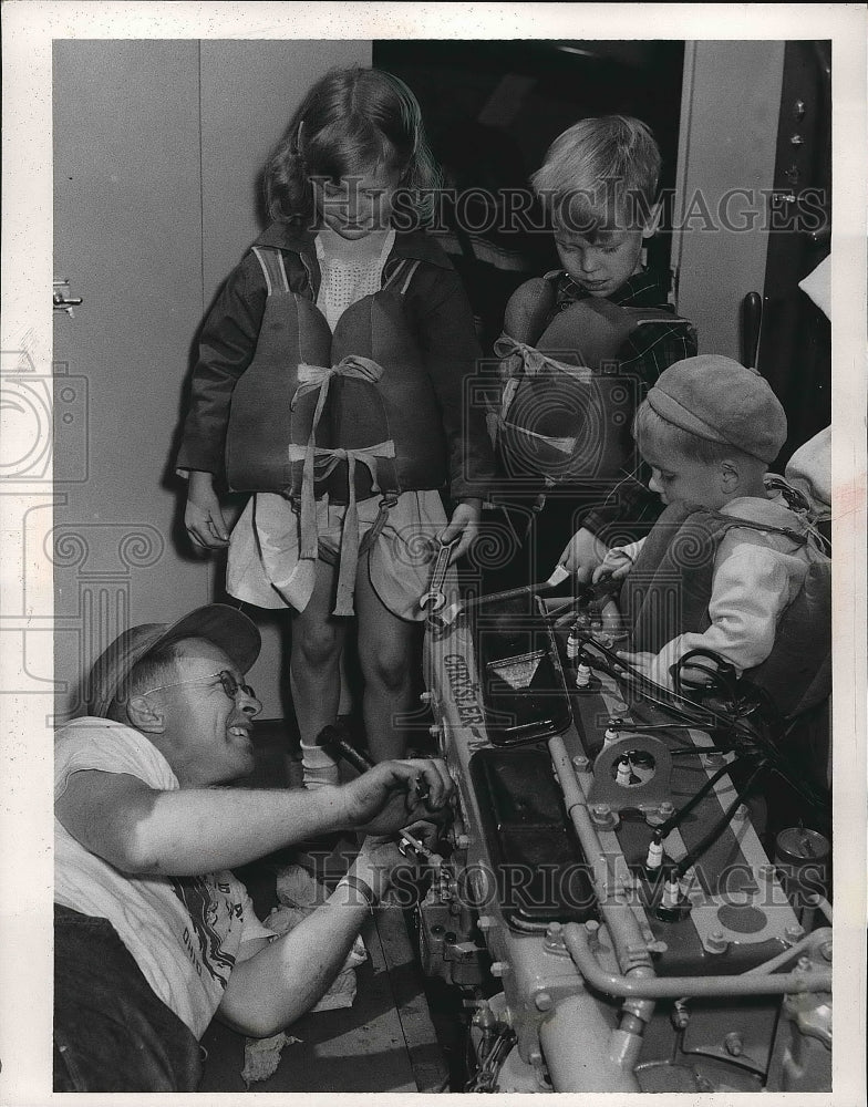 1952 Press Photo Ken &amp; Michael Owen, Jean &amp; Rudy Nielson &amp; an engine - Historic Images