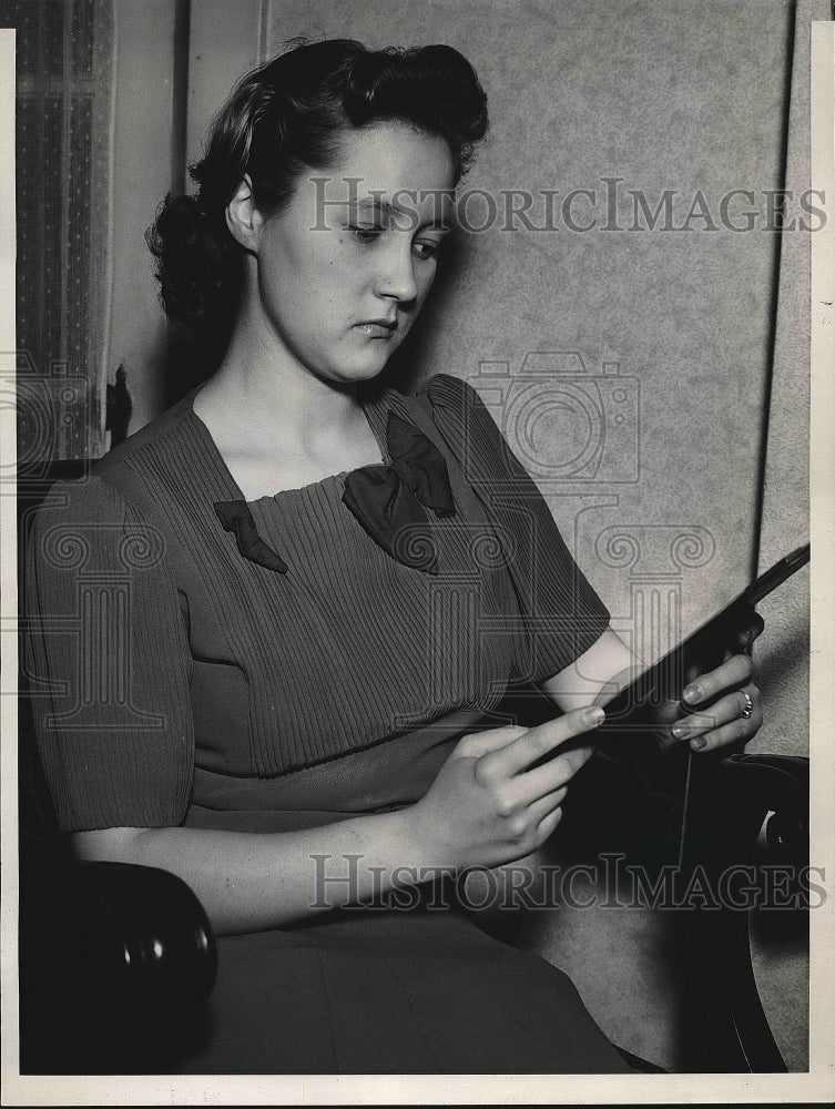 1939 Press Photo Chicago, Ill Letitia Lentz waits for word of aviator C Backman - Historic Images