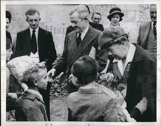 1952 Mr & Mrs Gerard van Barkaloo Hale in Manila  - Historic Images