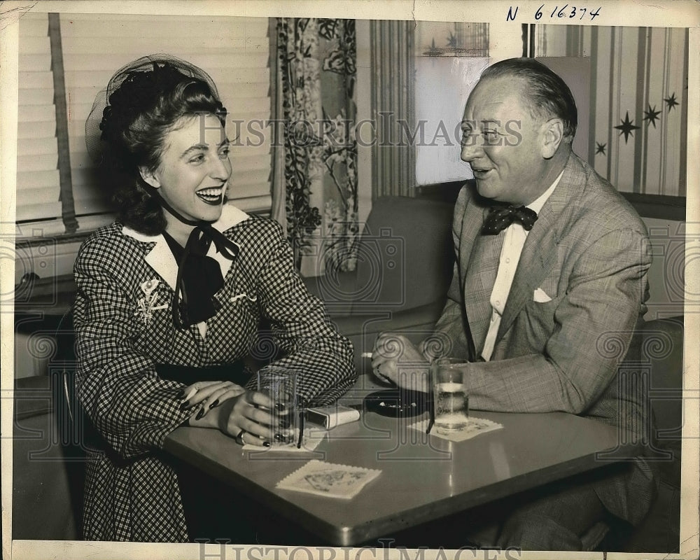 1941 Press Photo Mr &amp; Mrs Reynolds at a table with a drink - nea77384 - Historic Images