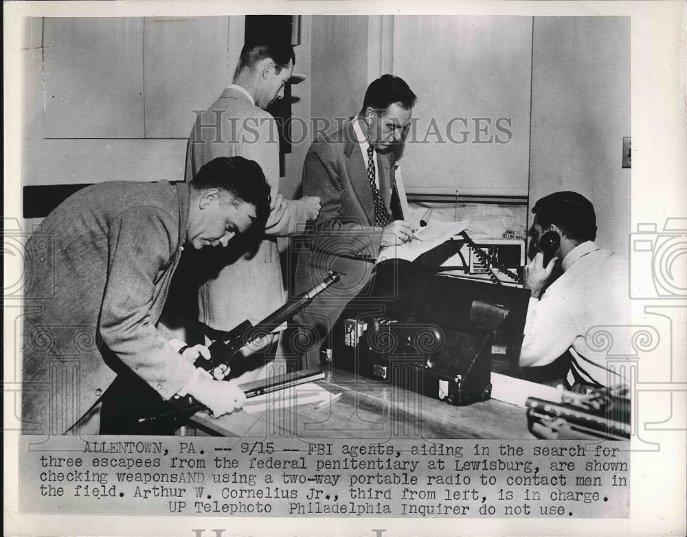 1952 FBI agents Art Cornelius Jr co ordinates search for prison esc. - Historic Images