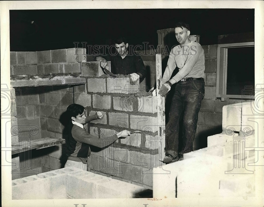 1941 Press Photo Delbert &amp;Chester Roig &amp; Albert McNamara laying bricks - Historic Images