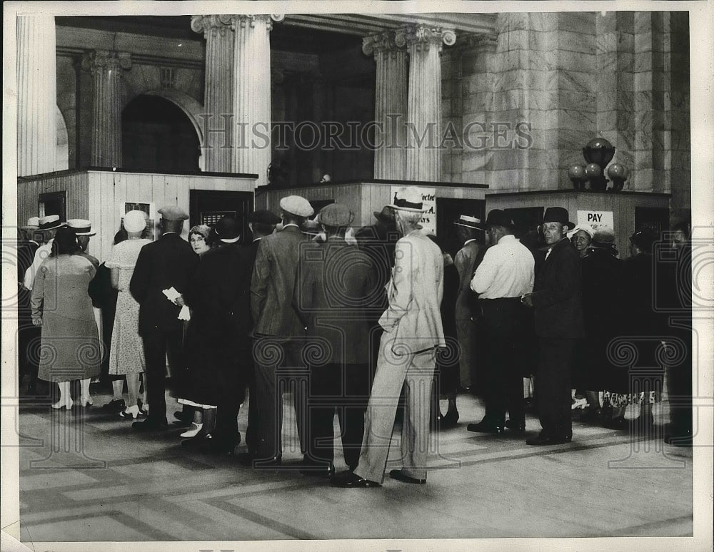 1933 Line to Pay Taxes  - Historic Images