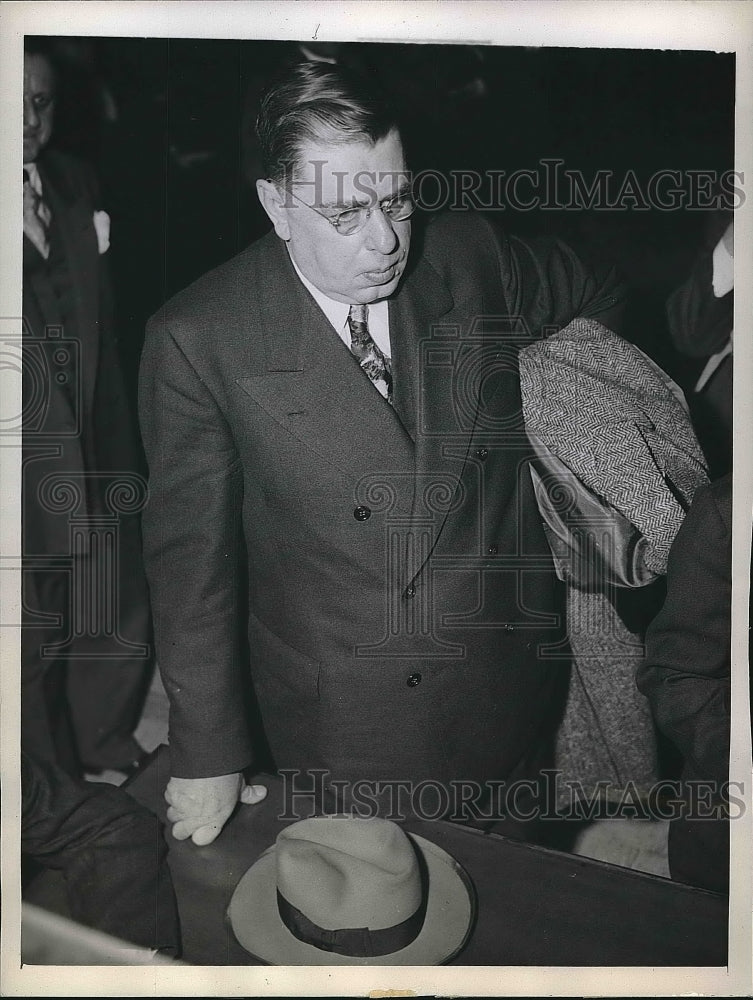 1944 Thomas Lane was accused of impersonating Frazier Hunt - Historic Images