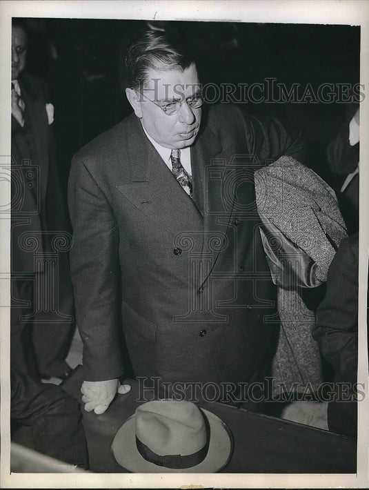 1944 Thomas Lane was accused of impersonating Frazier Hunt - Historic Images