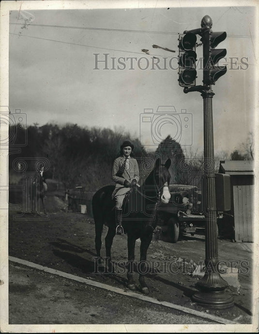 1932 Isabel Southgate first one to be stopped by the light while - Historic Images