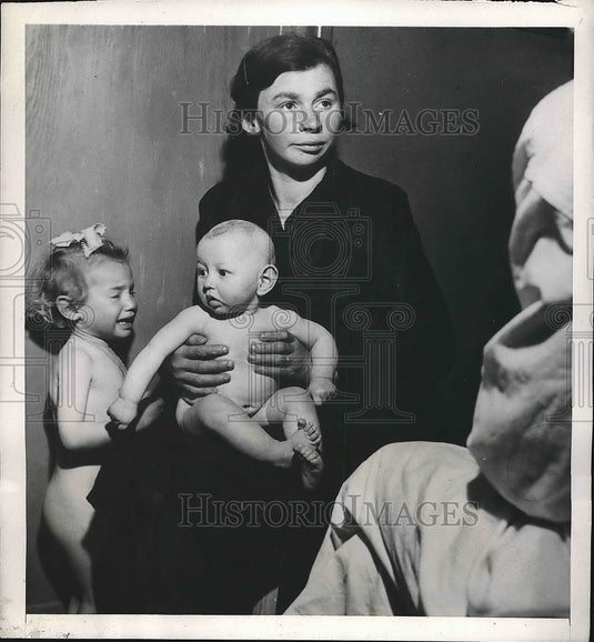 1946 Press Photo Free mobile clinic provided by the American Red Cross overseas - Historic Images
