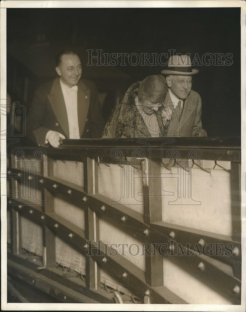 1930 Press Photo Chicago Philanthropist J.Rosenwald and wife boarding Saturnia. - Historic Images