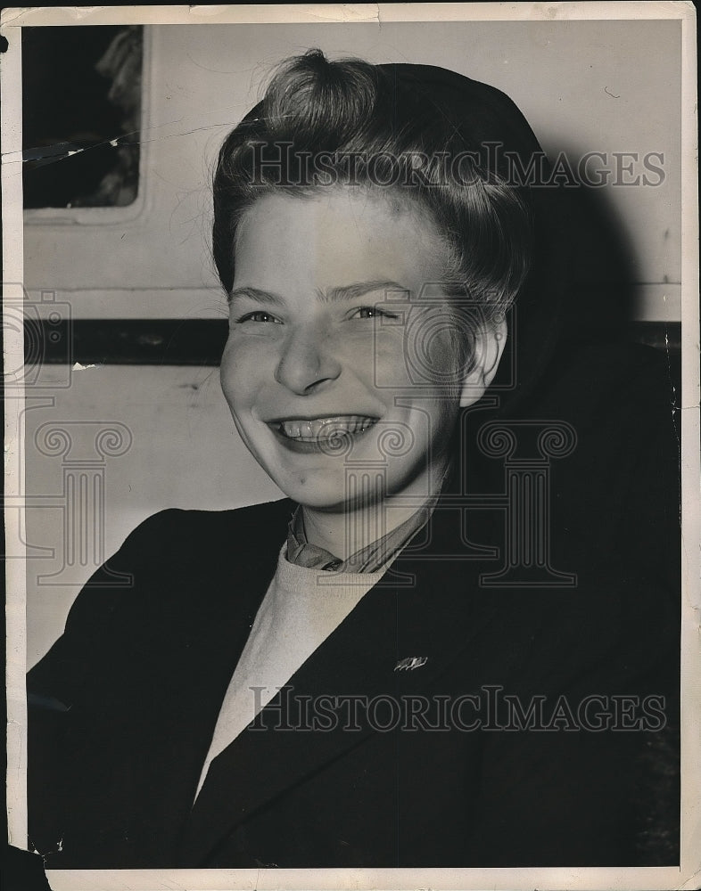 1940 Press Photo Mary Anna Barker doing fashions in Paris - Historic Images