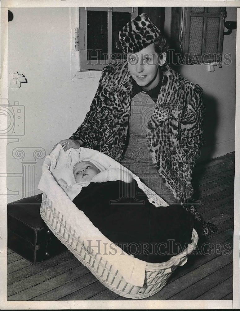 1940 Press Photo Alice Boegner &amp; her 3 month old son Christian, as they arrived - Historic Images