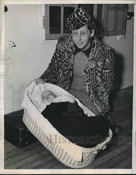 1940 Press Photo Alice Boegner & her 3 month old son Christian, as they arrived - Historic Images