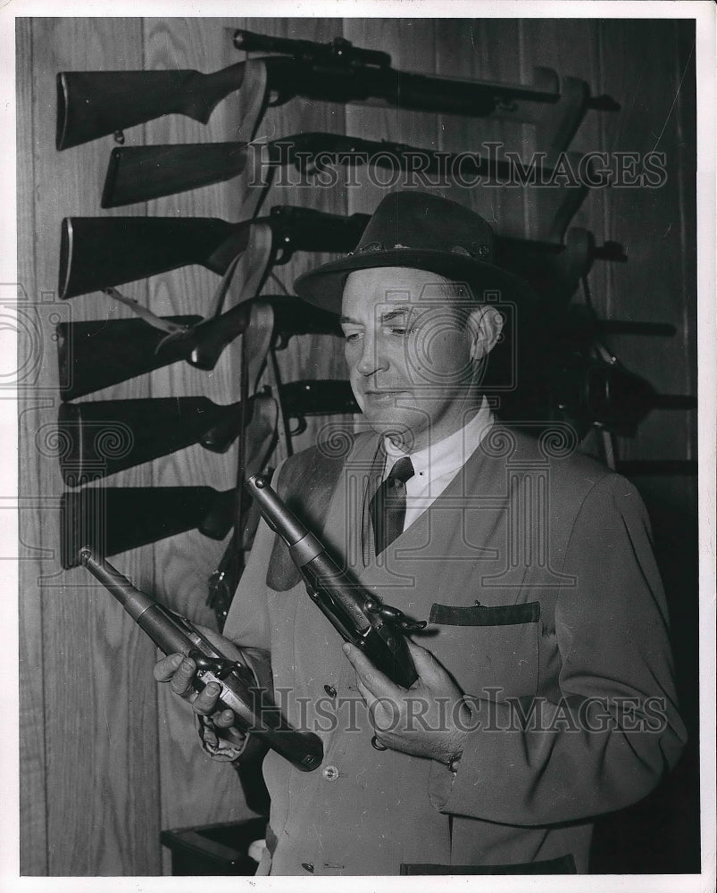 1958 William B. Saylee, Atty General in Ohio &amp; some guns  - Historic Images
