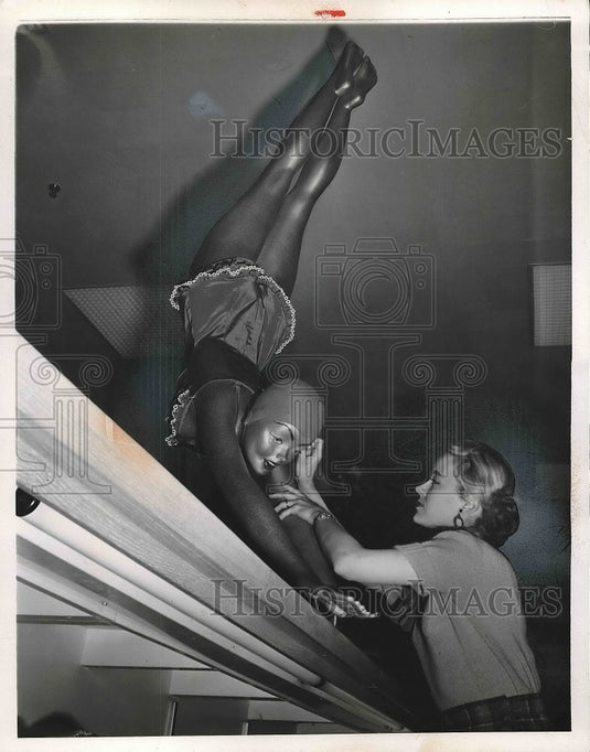 1954 Press Photo Marianne Jacobs, mgr of Sheffield Center retail dept. - Historic Images