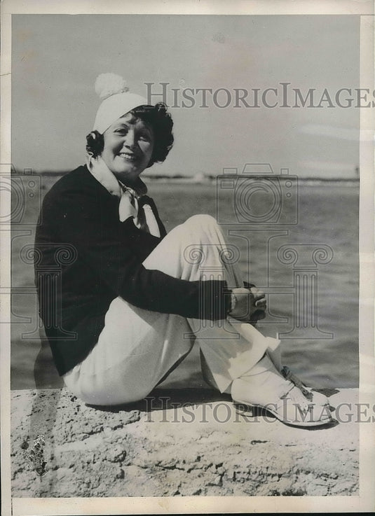 1936 Press Photo Mrs.Albert Senift at the Sea Wall of Hotel in Harbor of Nassau. - Historic Images