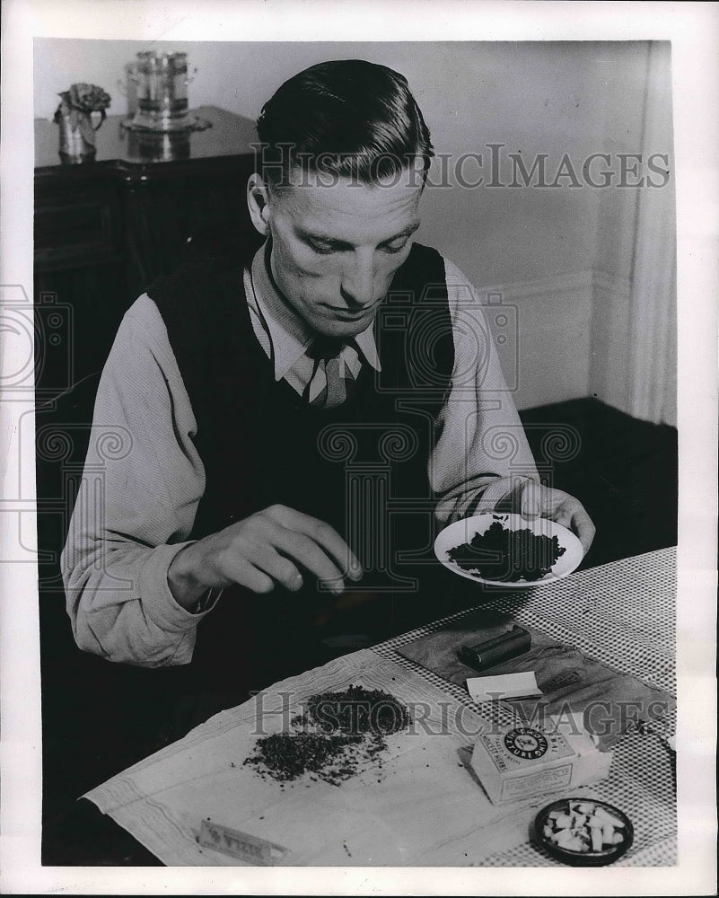 1947 Press Photo Alchemist of old Spencer mixes ingredients for a good smoke - Historic Images