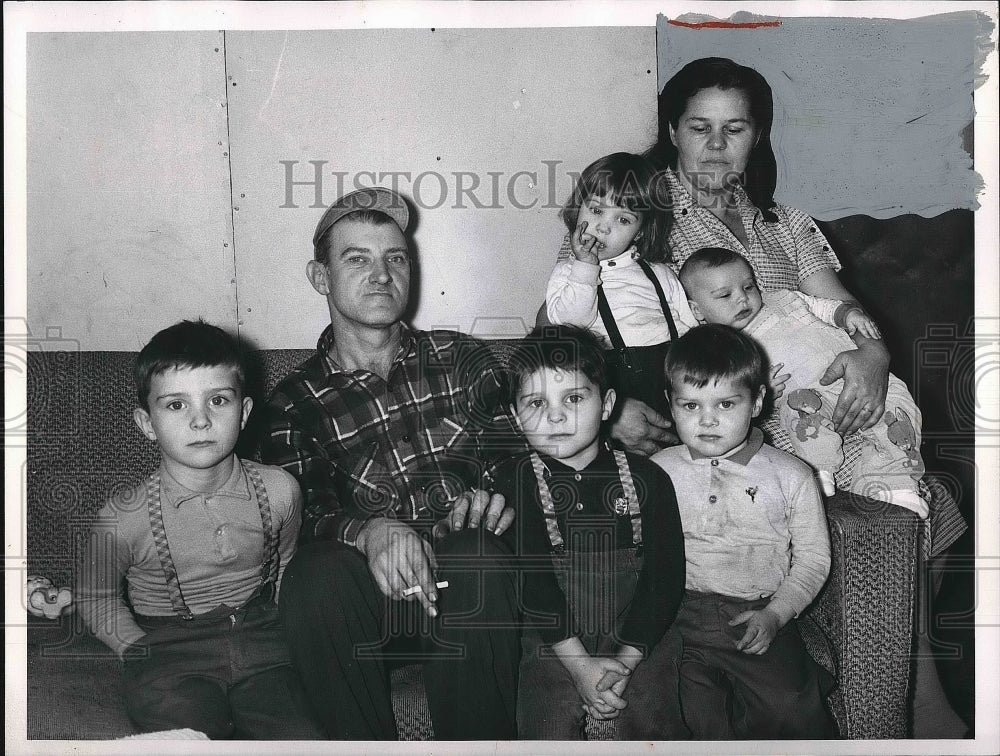 1962 Striking Westinghouse Worker Stanley Argil And His Family - Historic Images
