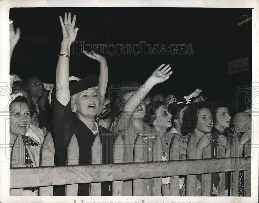 1941 Press Photo people waving to USS West Point as it docks - nea77894-Historic Images