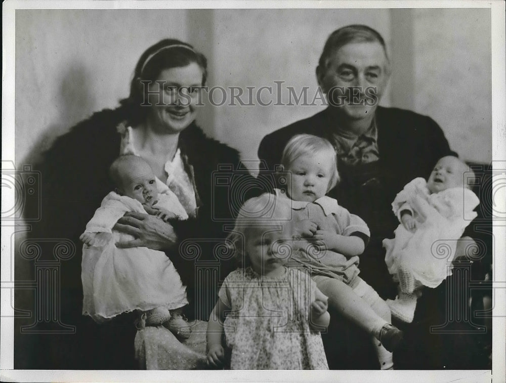 1934 Press Photo Mr Mrs Andrew J Robertson Dixie Washington Twins - nea77941-Historic Images